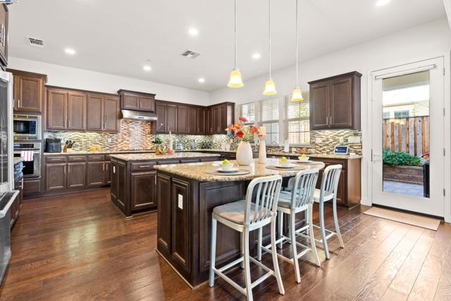 4440 Pine Mountain Way, Dublin CA: https://media.crmls.org/mediaz/ddae6b26-4c67-4842-9a26-adee153dd13c.jpg