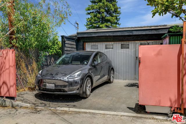 2528 Dearborn Drive, Los Angeles CA: https://media.crmls.org/mediaz/ddaec84b-7279-4f8e-92b6-9d2ea9bd4e74.jpg