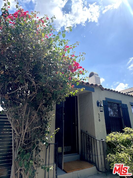 516 N Bronson Avenue, Los Angeles CA: https://media.crmls.org/mediaz/ddaf15a9-c8eb-43aa-b7c3-f88b6e30a487.jpg