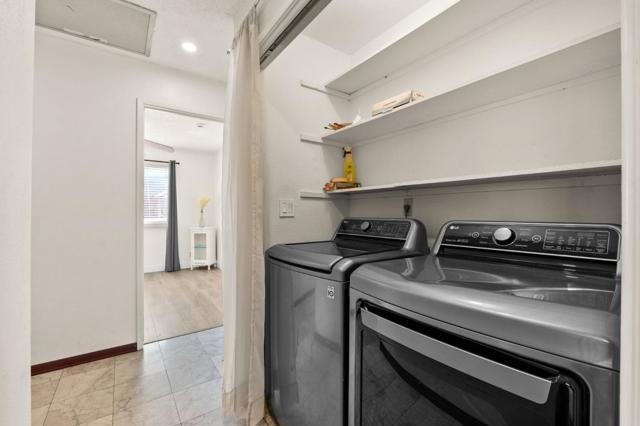 1014 Croyden Way, Manteca CA: https://media.crmls.org/mediaz/ddaf5214-3cb9-4c54-be49-2c6dc44e0bf0.jpg