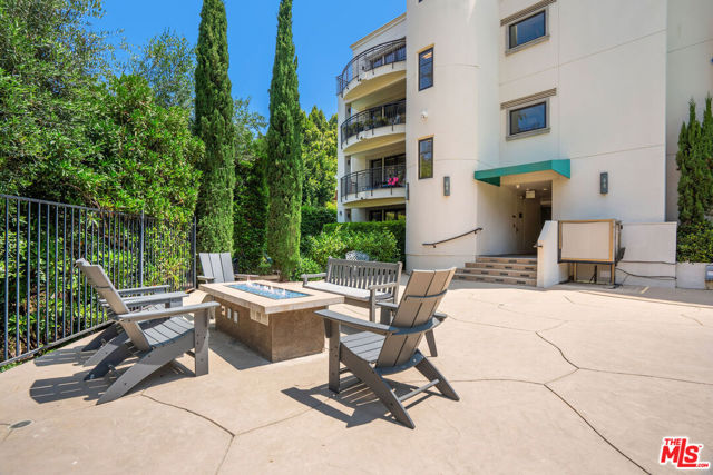 441 S Barrington Avenue, Los Angeles CA: https://media.crmls.org/mediaz/ddb0c0f7-0470-4157-9c12-3db9507c84d9.jpg