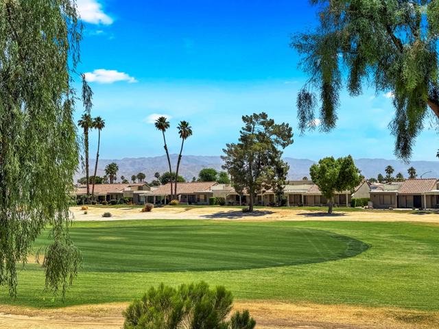 40492 Bay Hill Way, Palm Desert CA: https://media.crmls.org/mediaz/ddb13c5b-a55a-4124-a228-80549948dae4.jpg