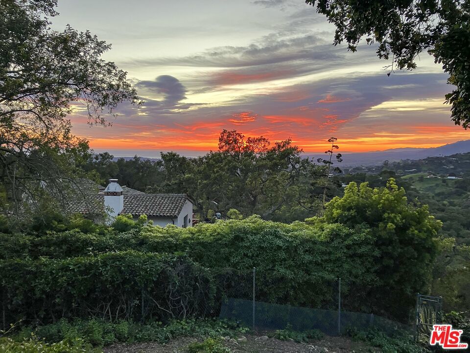 https://media.crmls.org/mediaz/ddb23ff6-c7a4-4c64-bb7c-ca3882f70119.jpg?preset=X-Large