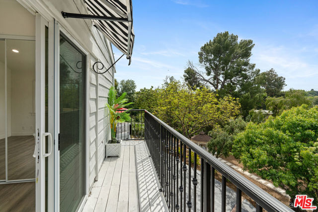 19555 Oxnard Street, Tarzana CA: https://media.crmls.org/mediaz/ddb2aac7-33fe-49a8-86ae-b29782224753.jpg