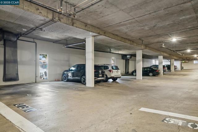 150 Pearl St, Oakland CA: https://media.crmls.org/mediaz/ddb2bc0a-c026-413a-9ab5-fcfcfcdec627.jpg