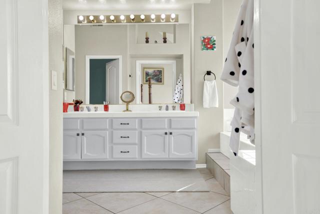 14082 Montfort Ct, San Diego CA: https://media.crmls.org/mediaz/ddb2cdaf-0293-4305-ba88-79a2bd36ee32.jpg