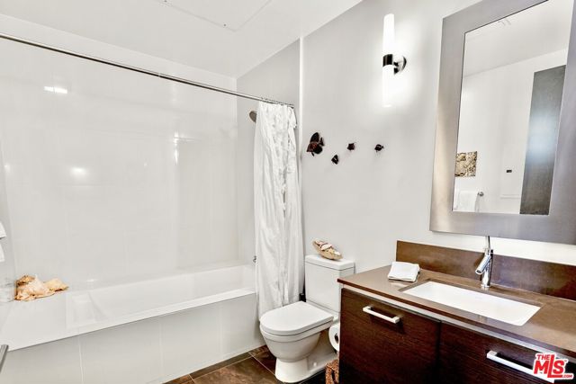 13320 Beach Avenue, Marina del Rey CA: https://media.crmls.org/mediaz/ddb335ce-a036-4833-a3b3-cd9c6efa62b0.jpg