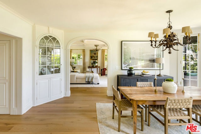 130 S Cliffwood Avenue, Los Angeles CA: https://media.crmls.org/mediaz/ddb36a2e-b944-49f0-a914-67a36b79ebf8.jpg