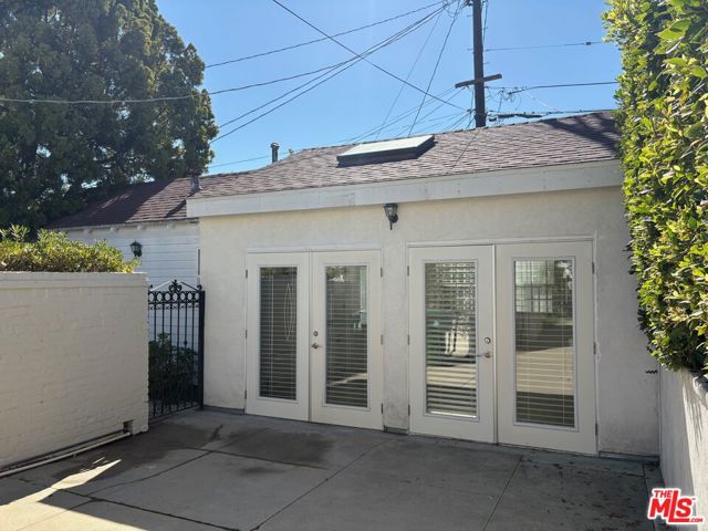 10514 Rochester Avenue, Los Angeles CA: https://media.crmls.org/mediaz/ddb383fa-f733-46cc-8317-60ed0ce42ce9.jpg