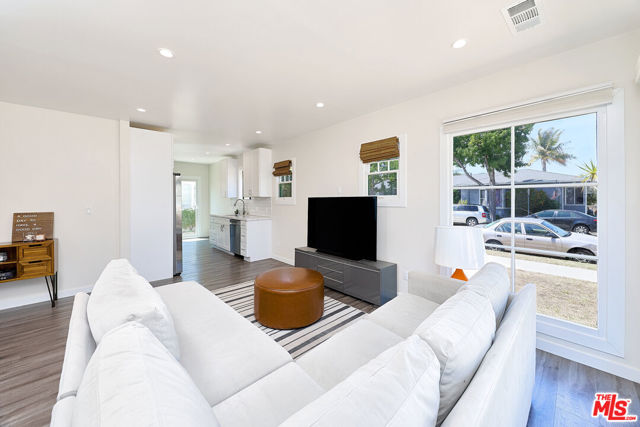 3653 Falcon Avenue, Long Beach CA: https://media.crmls.org/mediaz/ddb426e3-da11-4c54-9c32-805d63c683e9.jpg