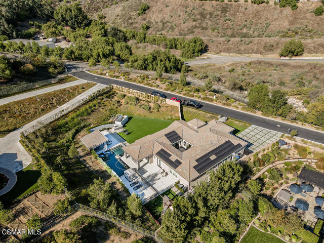 6981 Shadow Wood Drive, Moorpark CA: https://media.crmls.org/mediaz/ddb46064-c702-4ef5-9af8-0551e1fd027d.jpg
