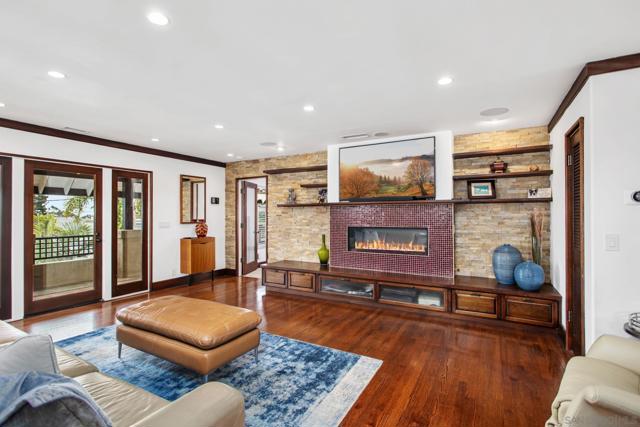 1728 W Lewis St, San Diego CA: https://media.crmls.org/mediaz/ddb46ff1-caff-4607-b88f-6a4518b810db.jpg