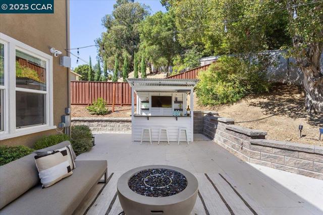 17691 Whisper Ln, Castro Valley CA: https://media.crmls.org/mediaz/ddb4e0c6-5b67-4ea3-b028-6e91c9557296.jpg