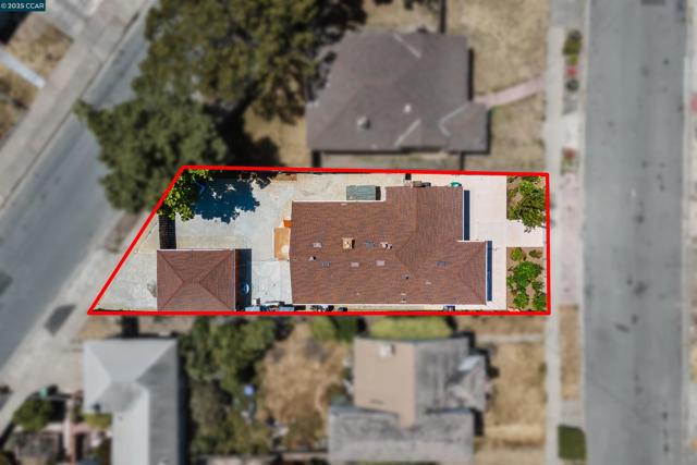 66 Murdock St, Richmond CA: https://media.crmls.org/mediaz/ddb5c578-6f92-4ad0-a9c1-4f67810c5701.jpg