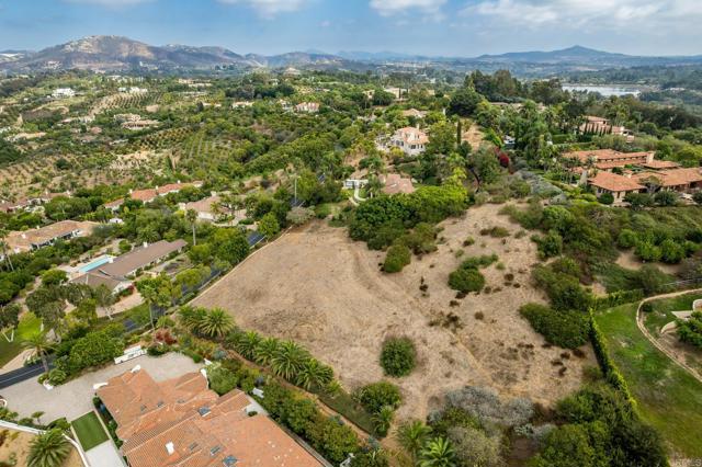 18174 Via Ascenso, Rancho Santa Fe CA: https://media.crmls.org/mediaz/ddb6440c-99fa-4ed8-b4bc-7ff564790c85.jpg