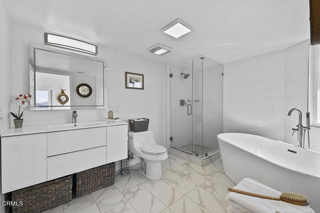 542 San Clemente Way, Camarillo CA: https://media.crmls.org/mediaz/ddb7013b-dd8d-4cd3-847e-a1eeeee0377a.jpg