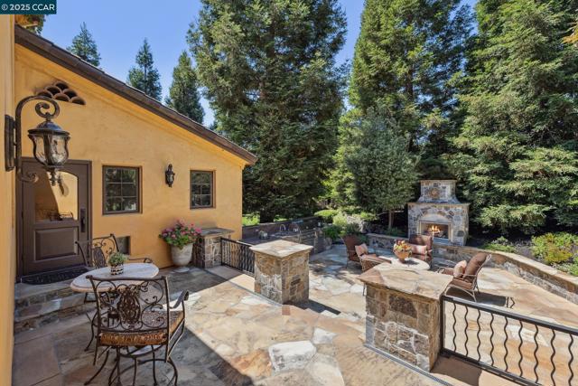 3711 Northgate Woods Court, Walnut Creek CA: https://media.crmls.org/mediaz/ddba9f6f-5f54-451f-81c3-90a7a9aa269b.jpg