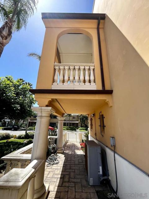 5103 W Wooley Rd, Oxnard CA: https://media.crmls.org/mediaz/ddbb158c-6212-4deb-90b8-e73f61265265.jpg