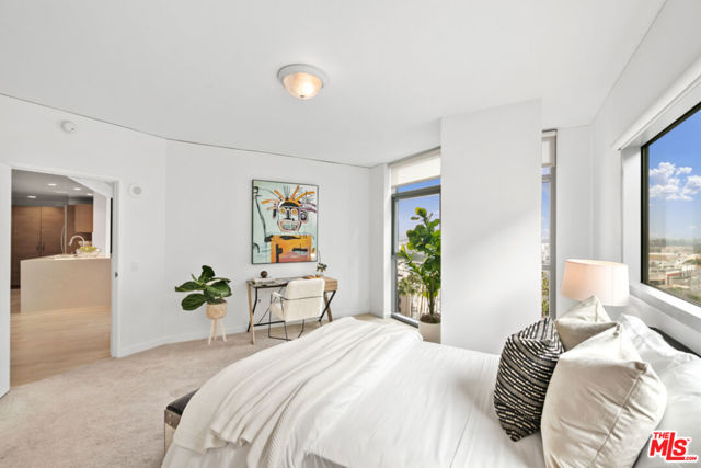 13650 Marina Pointe Drive, Marina del Rey CA: https://media.crmls.org/mediaz/ddbb2cbf-4b42-4b77-9b6d-47fd66d001c5.jpg