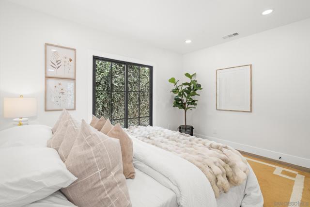 375 E Avenue, Coronado CA: https://media.crmls.org/mediaz/ddbbc9c0-a0b6-4c2a-b7fc-ba4f43f0ba46.jpg
