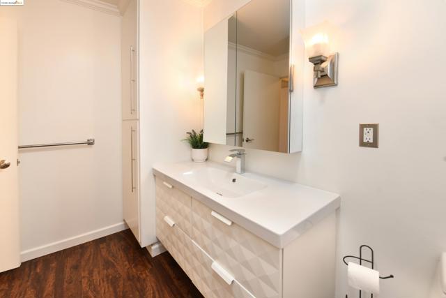 1910 Skycrest Dr, Walnut Creek CA: https://media.crmls.org/mediaz/ddbbf8c5-51b0-43f1-9439-555ac65a76b8.jpg