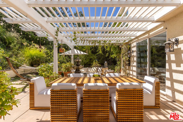 5985 Vista De La Luz, Woodland Hills CA: https://media.crmls.org/mediaz/ddbc240d-22ce-40cf-b9cb-2084f52fb487.jpg