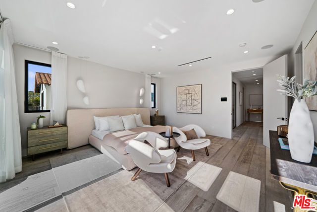 6660 Maryland Drive, Los Angeles CA: https://media.crmls.org/mediaz/ddbc51f4-7e69-4273-89af-eb3e58d14b9b.jpg