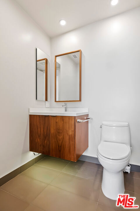 2142 Century Park Lane, Los Angeles CA: https://media.crmls.org/mediaz/ddbd10c6-8dcc-4b58-ba27-e27265ea19ae.jpg