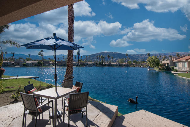125 Lakeshore Drive, Rancho Mirage CA: https://media.crmls.org/mediaz/ddbdd0a1-f1fc-4947-921e-f2c131875f57.jpg