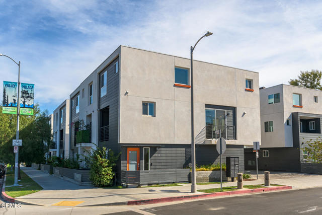 11594 Riverside Drive, North Hollywood CA: https://media.crmls.org/mediaz/ddbdff63-d6f7-442d-8345-244dceba3527.jpg