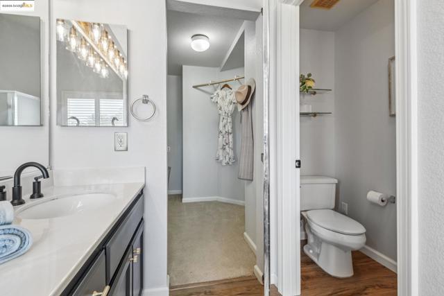3 Harbor View Dr, Richmond CA: https://media.crmls.org/mediaz/ddbfdd85-4335-4833-92b4-172460cbc636.jpg