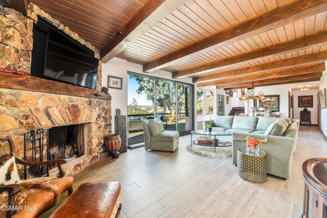 356 E Carlisle Road, Thousand Oaks CA: https://media.crmls.org/mediaz/ddbffc26-9642-44a6-b74b-4cb229d52fdb.jpg