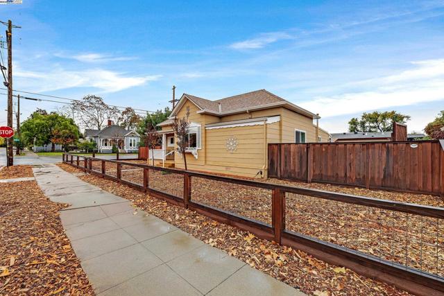 589 S M St, Livermore CA: https://media.crmls.org/mediaz/ddc186a5-e9ab-4bb5-8f0f-ce9c13a8e0fd.jpg