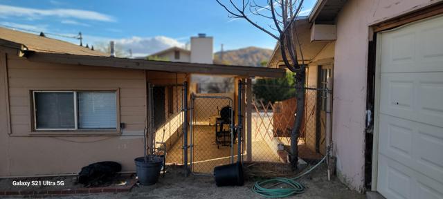 11022 West Drive, Morongo Valley CA: https://media.crmls.org/mediaz/ddc213a1-0676-40bb-be2f-65562b2d8d93.jpg