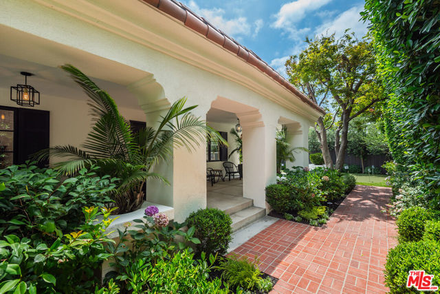 14226 Chandler Boulevard, Sherman Oaks CA: https://media.crmls.org/mediaz/ddc37203-073b-47a1-b314-f620d6253525.jpg