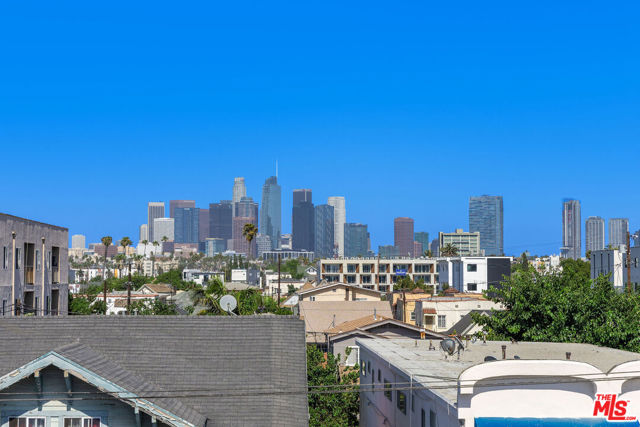 1101 S Harvard Boulevard, Los Angeles CA: https://media.crmls.org/mediaz/ddc44918-8e97-4b91-a601-fe140196bb41.jpg
