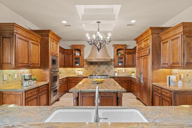 Detail Gallery Image 11 of 67 For 2428 Catalina Ave, Vista,  CA 92084 - 5 Beds | 5/1 Baths