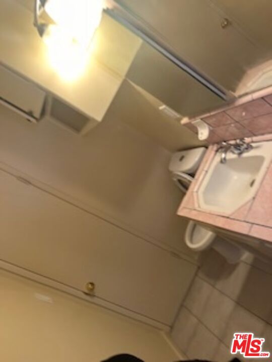2635 W Imperial Highway, Inglewood CA: https://media.crmls.org/mediaz/ddc5dc61-a807-4492-a451-232e43a1c5c6.jpg