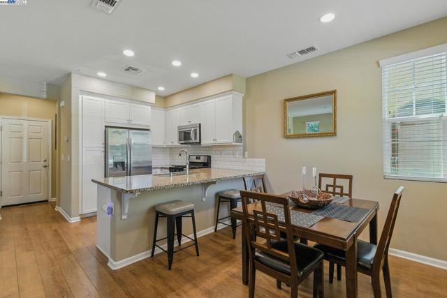 841 Fan Palm Ln, Brentwood CA: https://media.crmls.org/mediaz/ddc71c51-21a5-4a94-b857-fe5f6a2b57c9.jpg