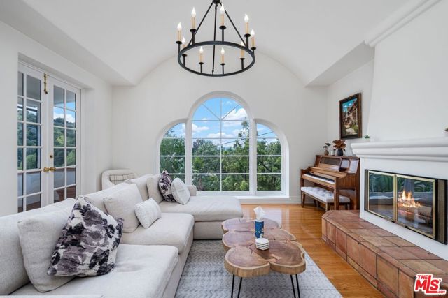 15257 Encanto Drive, Sherman Oaks CA: https://media.crmls.org/mediaz/ddca4fb7-917c-4ec2-95f3-d96bcada3d1b.jpg