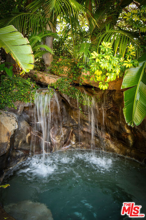 https://media.crmls.org/mediaz/ddcaabbe-2378-42a3-9c5f-b3768849a37f.jpg?preset=X-Large