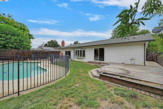 5041 Golden Rd, Pleasanton CA: https://media.crmls.org/mediaz/ddcbd245-4ac5-41f4-a0a8-8343da15abba.jpg