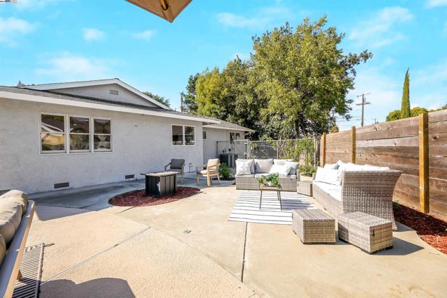 1662 Dorchester Pl, Concord CA: https://media.crmls.org/mediaz/ddcc6357-280f-4d17-a5d1-56f76b0b43de.jpg
