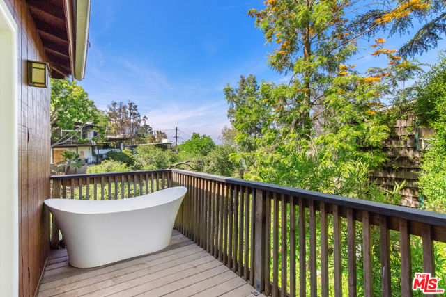 6933 Vanland Trail, Los Angeles CA: https://media.crmls.org/mediaz/ddcc94a0-b95f-4e86-a144-cbab15fe0225.jpg