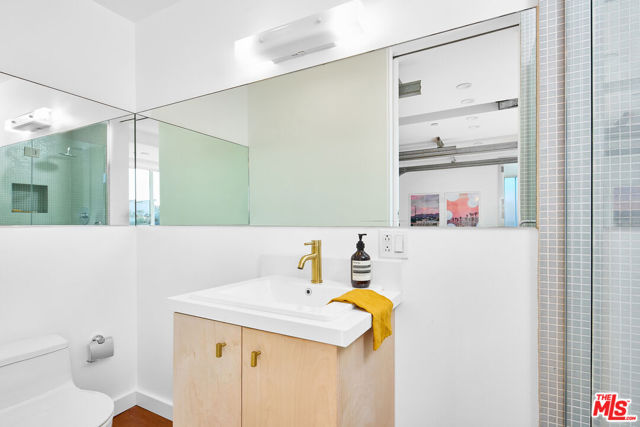 5106 Pacific Avenue, Marina del Rey CA: https://media.crmls.org/mediaz/ddccad12-635b-4dfb-8b16-22f5d6f3d059.jpg