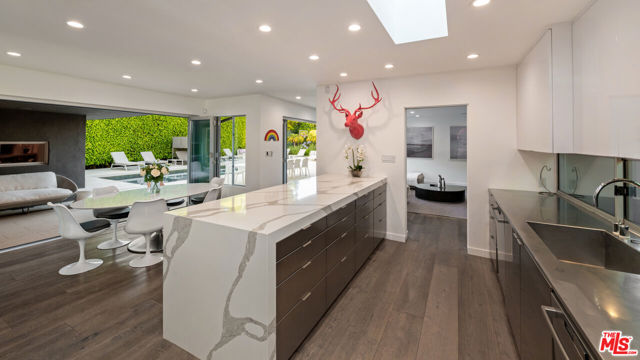 602 N Whittier Drive, Beverly Hills CA: https://media.crmls.org/mediaz/ddcd179e-e126-4937-8ad6-8b34f8f18619.jpg