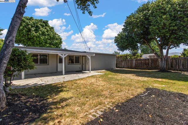 40167 Barbara St, Fremont CA: https://media.crmls.org/mediaz/ddcd75ca-952c-4f09-8e8f-c6d54682cb10.jpg