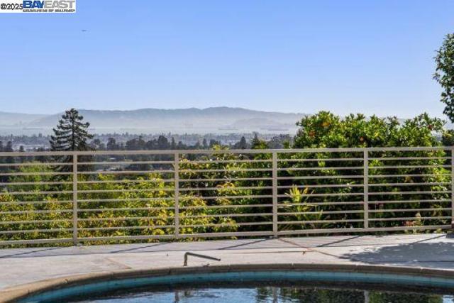 4120 Rhoda Ave, Oakland CA: https://media.crmls.org/mediaz/ddcdc378-3499-4f44-b8d5-d4e97819672f.jpg