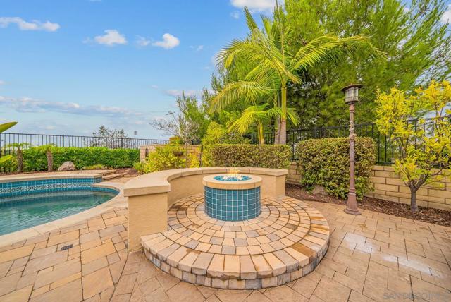 542 Adobe Estates Dr, Vista CA: https://media.crmls.org/mediaz/ddcf13a5-0bfc-4d9b-a1e1-4777c668d9a4.jpg