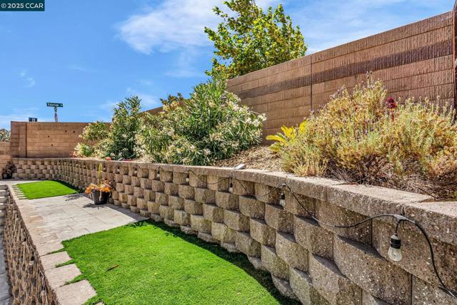 499 Yarrow Dr, Fairfield CA: https://media.crmls.org/mediaz/ddcf4b26-107f-4f5e-8574-5a03c47c35c0.jpg